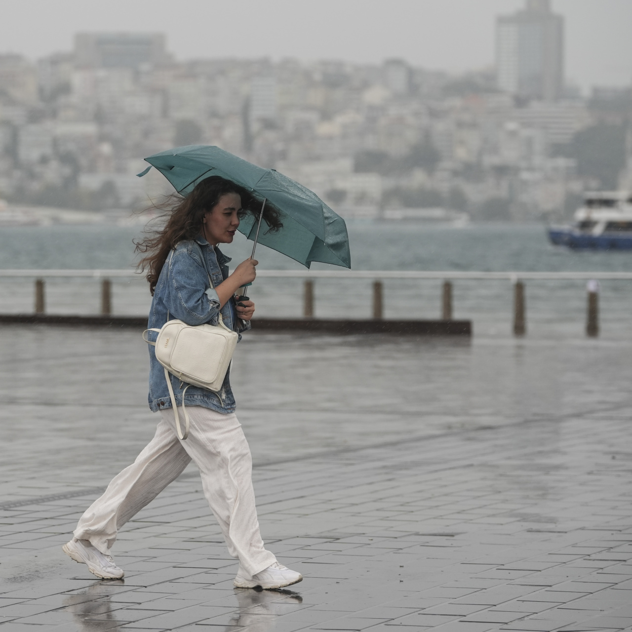 5 bölgede sağanak, 2 bölgede fırtına haber görseli
