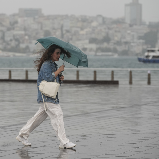 5 bölgede sağanak, 2 bölgede fırtına