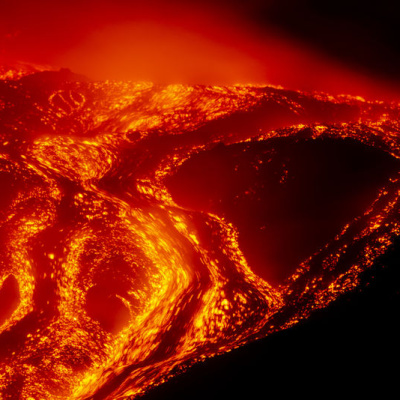 Etna'da patlamalar sürüyor
