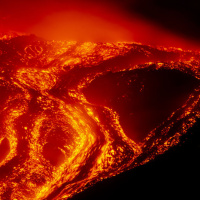 Etna'da patlamalar sürüyor
