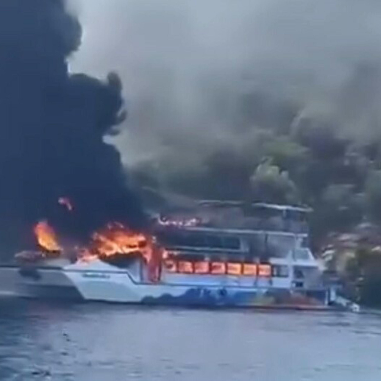 Gezi teknesi yandı, 115 yolcu suya atladı!