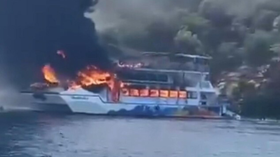 Gezi teknesi yandı, 115 yolcu suya atladı!