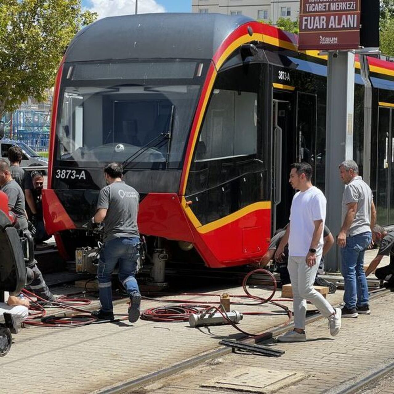 Genç kadın tramvayın altında kaldı haber görseli