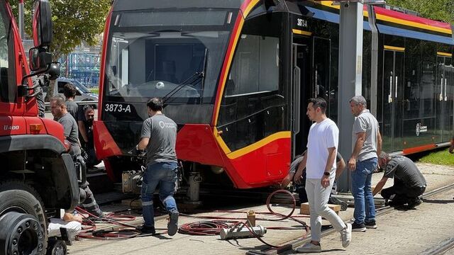 Genç kadın tramvayın altında kaldı