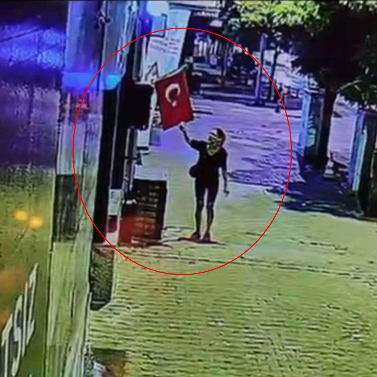 Türk bayrağını yakan kişi tutuklandı haber görseli