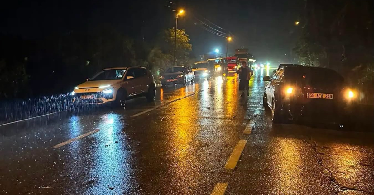 Giresun’da sağanak nedeniyle Tirebolu-Doğankent kara yolu ulaşıma kapandı