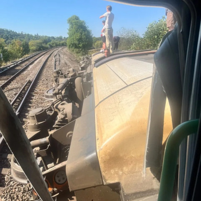 İngiltere'de yolcu treni raydan çıktı