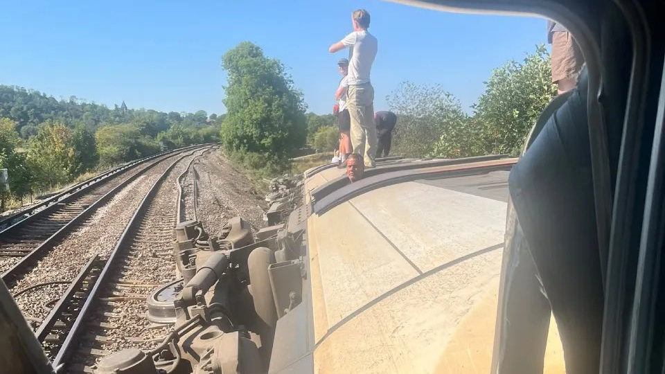İngiltere'de yolcu treni raydan çıktı