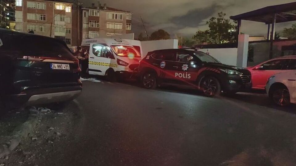 Kasklı saldırgan restoranda 2 kişiyi vurdu