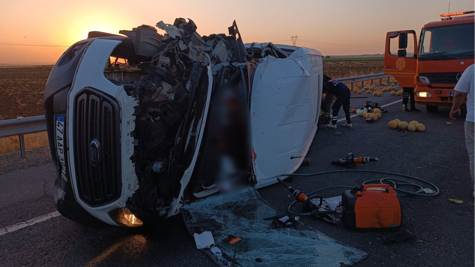 Minibüs traktöre çarptı! 2 kişi öldü!