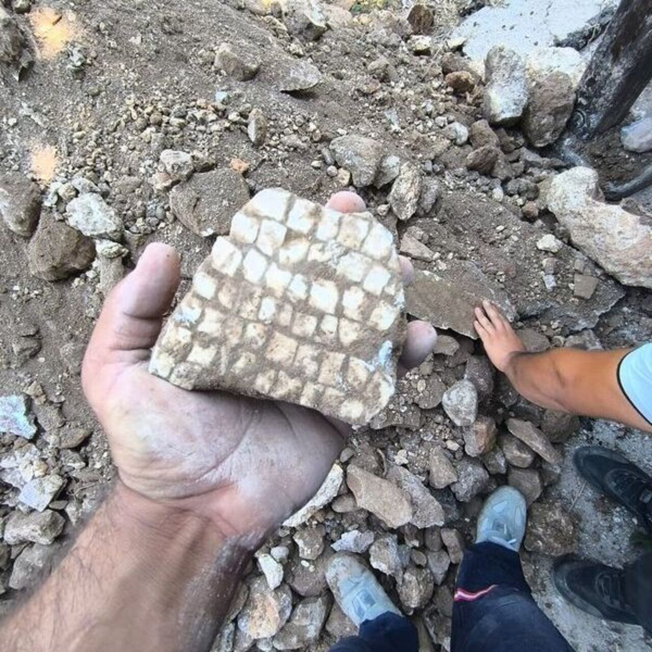 Hatay'da altyapı kazısında bulundu