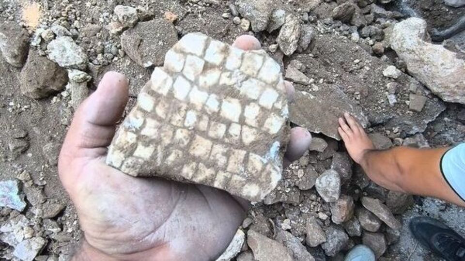 Hatay'da altyapı kazısında bulundu