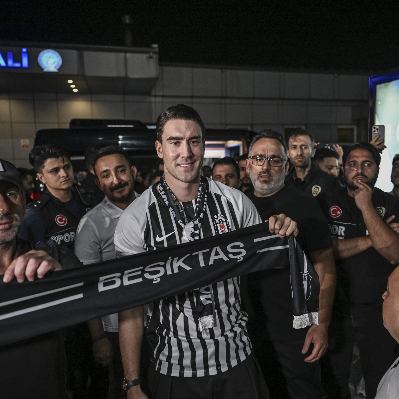 Vlahovic Beşiktaş'ın 3. Sırp futbolcusu oldu