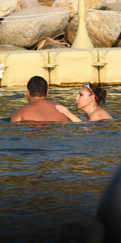 Anne-oğul denizde