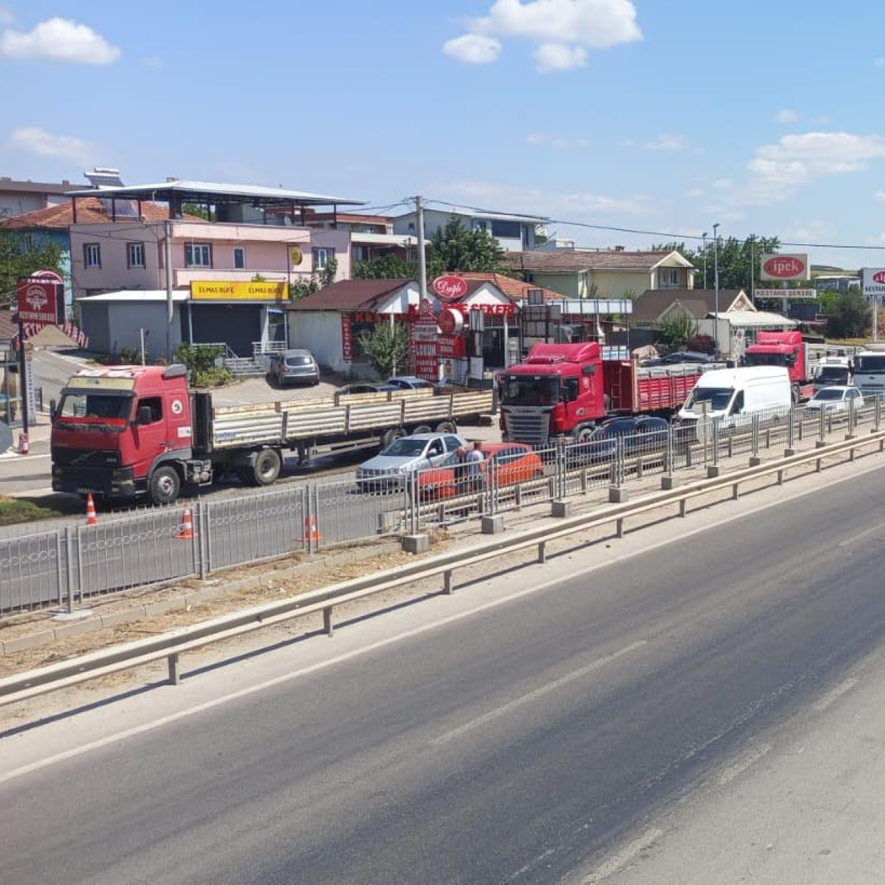 Yangın yola sıçradı, trafik de etkilendi!