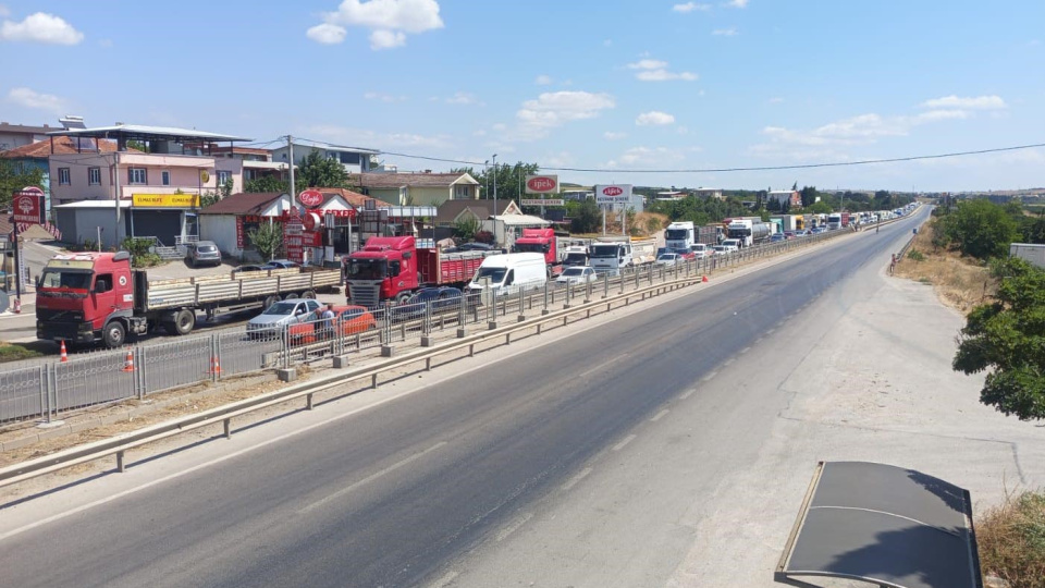 Yangın yola sıçradı, trafik de etkilendi!
