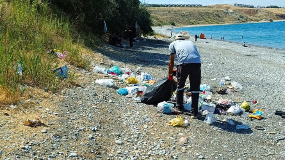 Van Gölü sahilini çöplüğe çevirdiler