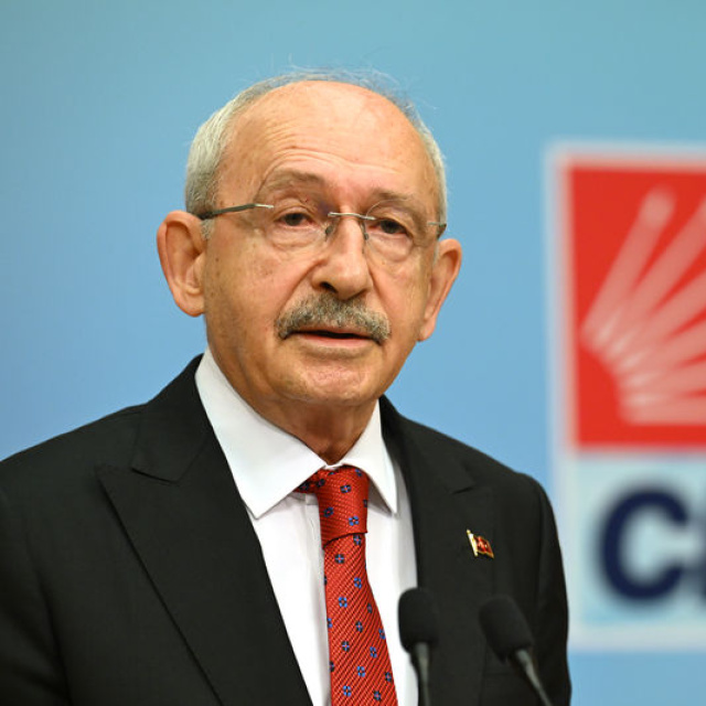 Erdal Beşikçioğlu’nu ziyaret etti