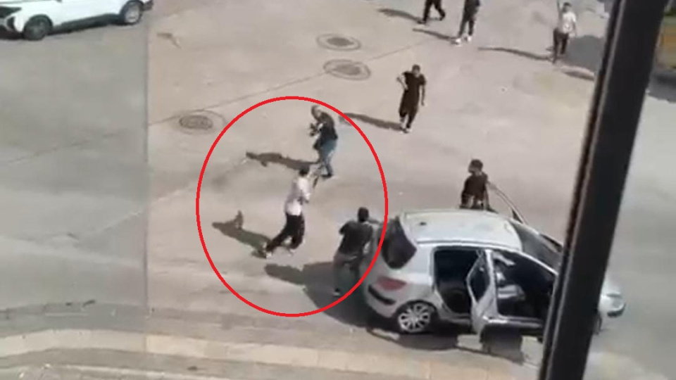 Kalabalığa ateş açtı!