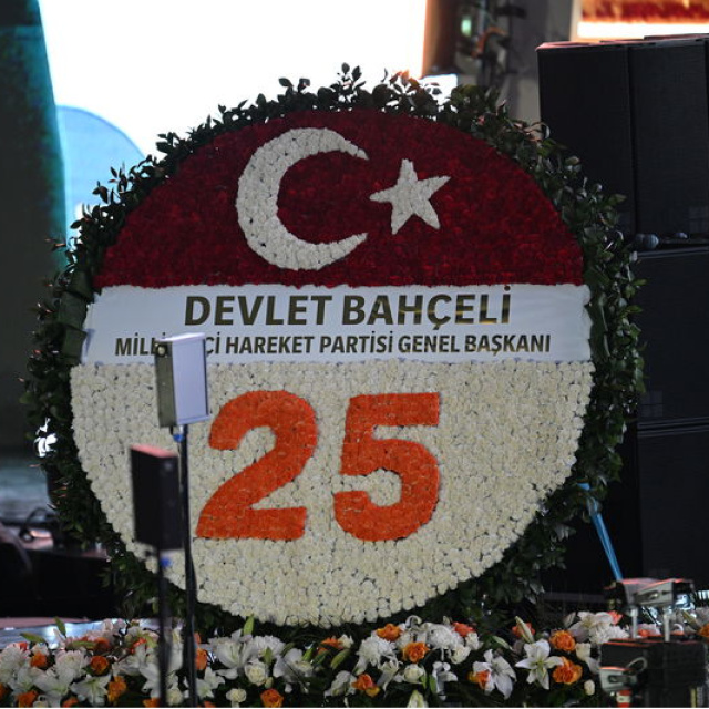 Bahçeli'den AK Parti'ye özel çelenk