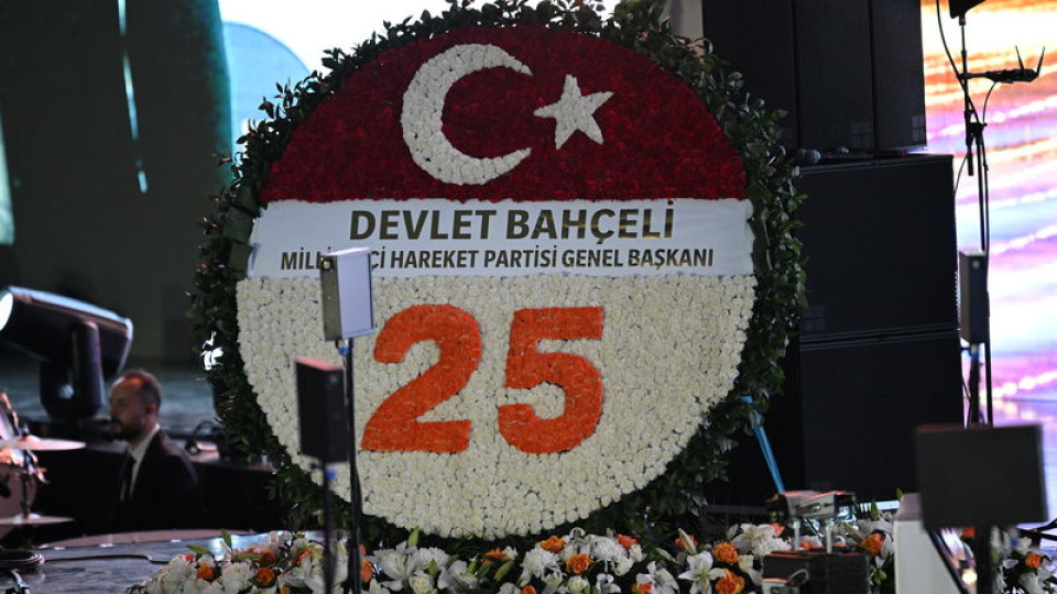 Bahçeli'den AK Parti'ye özel çelenk