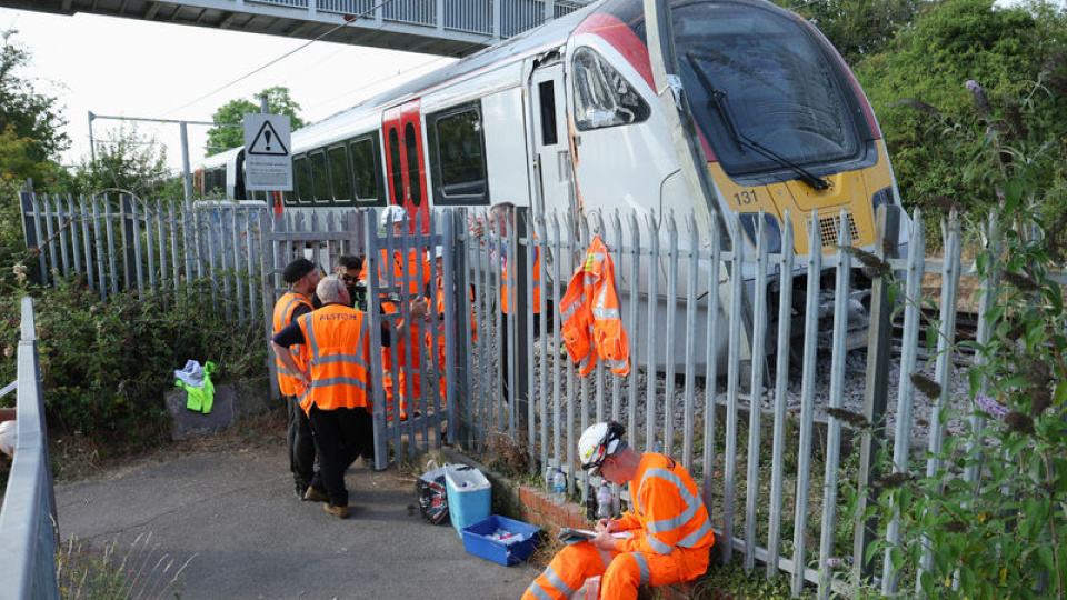 İngiltere'de bir tren daha raydan çıktı