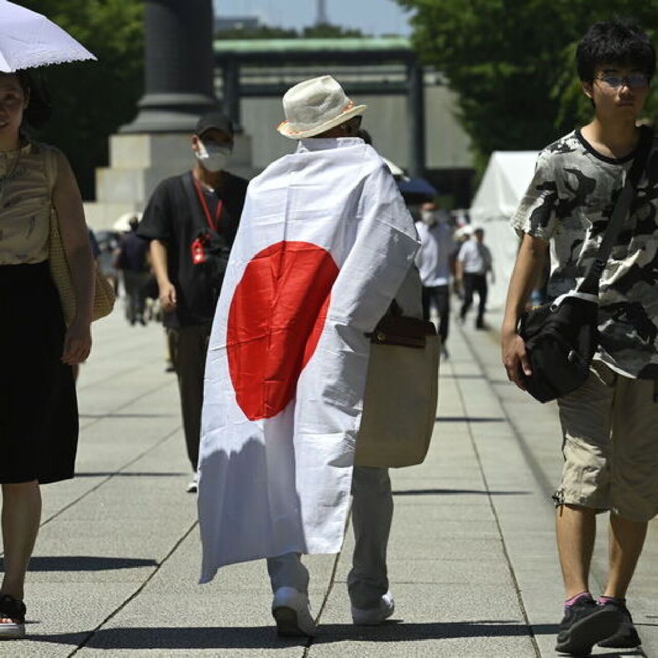 Japon bakandan tartışmalı ziyaret haber görseli