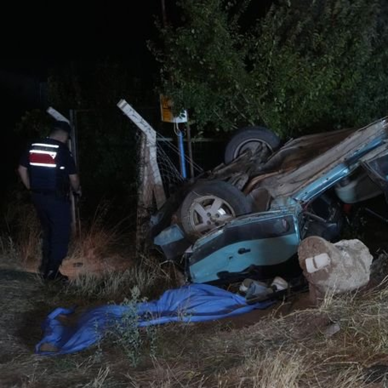 Otomobil devrildi: Genç kız öldü, 2 genç ağır yaralı haber görseli
