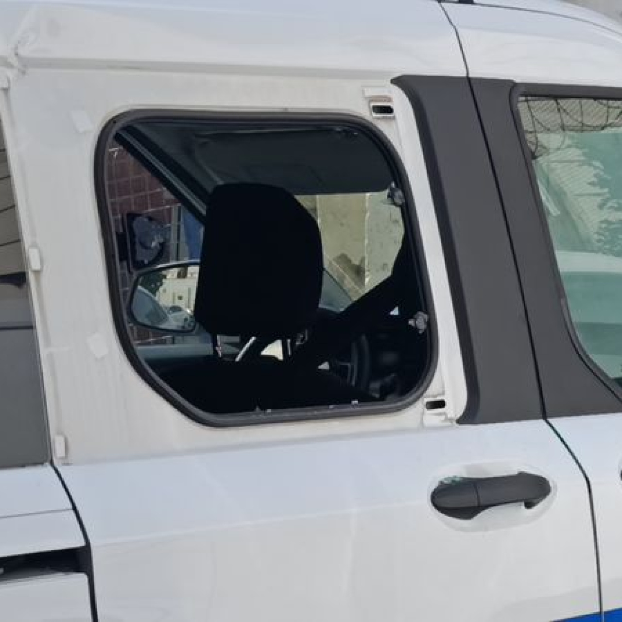 Polis aracının camını kırıp, ekiplere saldırdı haber görseli