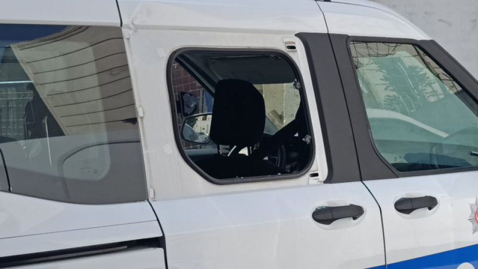 Polis aracının camını kırıp, ekiplere saldırdı