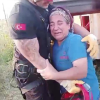 İneği kurtulunca ekiplere sarıldı