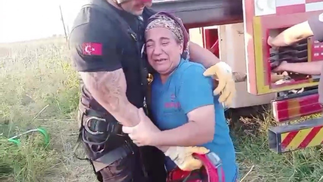 İneği kurtulunca ekiplere sarıldı