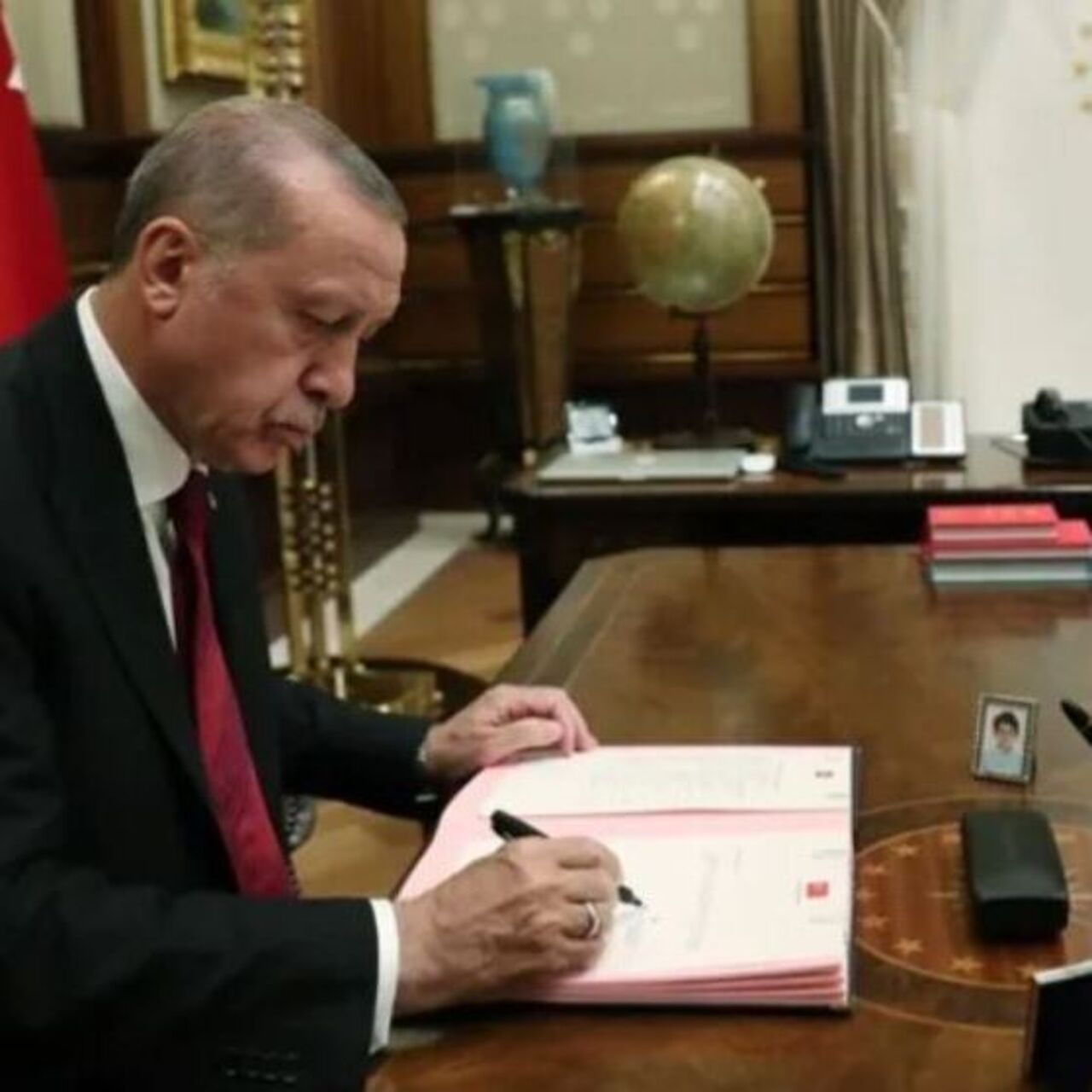 Devlet İktidarında Dönüşüm: Yeni Yönlendirmeler Resmi Gazete'de Yayımlandı