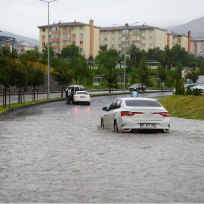 4 ili sağanak vurdu! Dereler taştı, yollar göle döndü