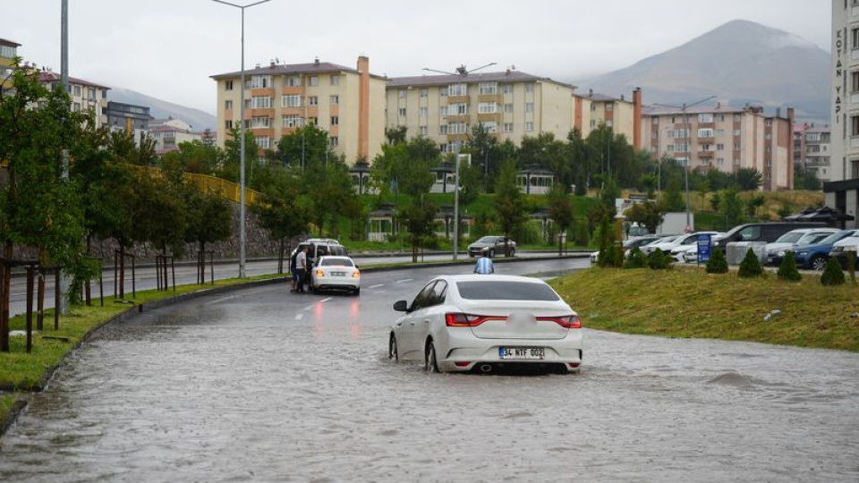 4 ili sağanak vurdu! Dereler taştı, yollar göle döndü