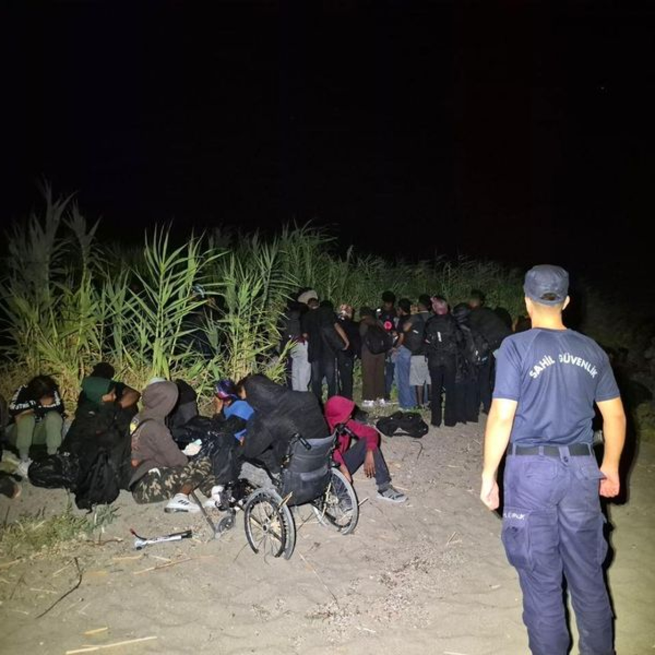 İzmir'de 62 düzensiz göçmen yakalandı: 1 gözaltı haber görseli