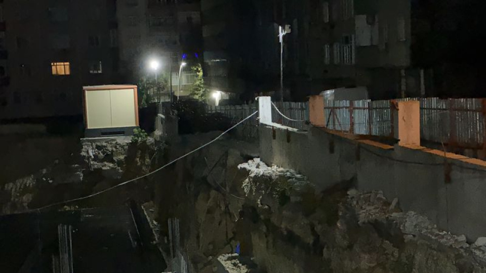 İnşaat alanında toprak kaydı, yol kapatıldı