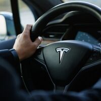 Tesla ilanı galeriye pahalıya patladı