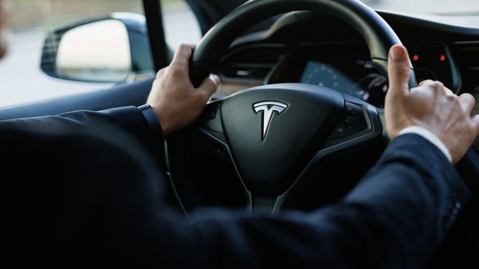 Tesla ilanı galeriye pahalıya patladı