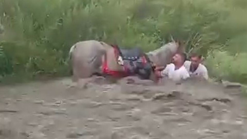 Cirit takımı faciadan döndü! Sele kapılmaktan son anda kurtuldular!