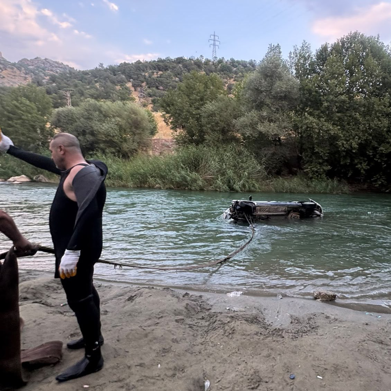 Göksu Çayında Şok Sahne: Çocuk Yaralandı, Otomobil Sulara Düşüklendi!