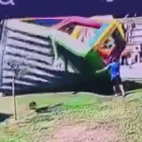Şiddetli rüzgar, oyun parkını savurdu! 3 çocuk yaralandı!