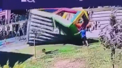Şiddetli rüzgar, oyun parkını savurdu! 3 çocuk yaralandı!