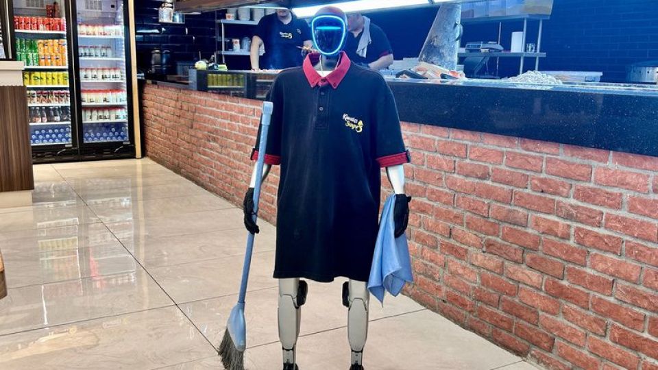 'Robot Fiko' iki gün izin ve zam istiyor