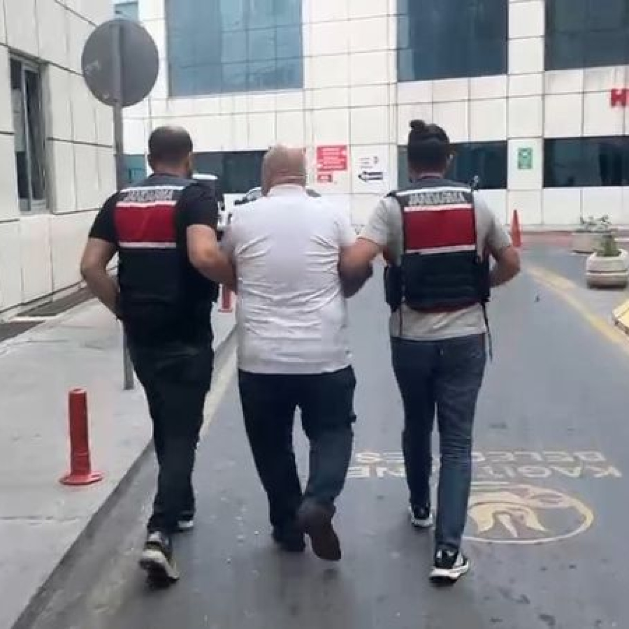 Kendilerini MİT görevlisi olarak tanıtan 3 şüpheli tutuklandı haber görseli