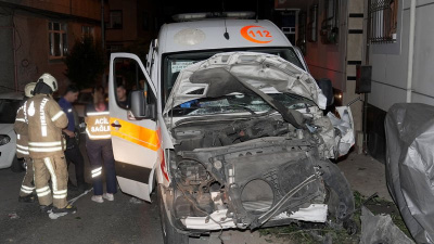 Ambulans ile otomobil çarpıştı: 3 yaralı