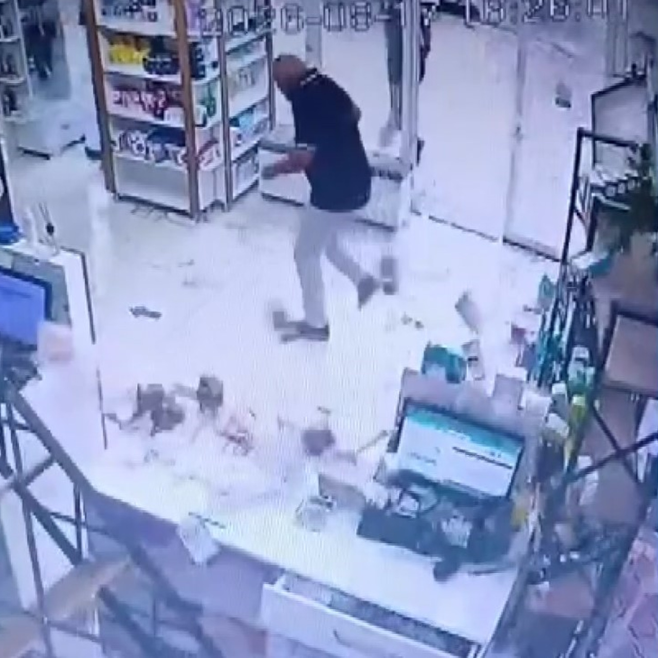 Fırtınada camlar patladı! Panik anları!