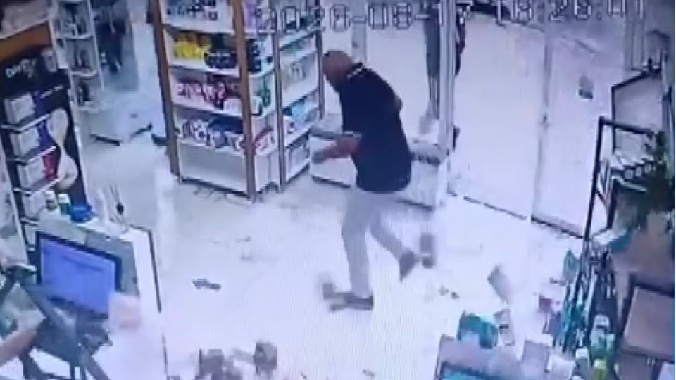 Fırtınada camlar patladı! Panik anları!