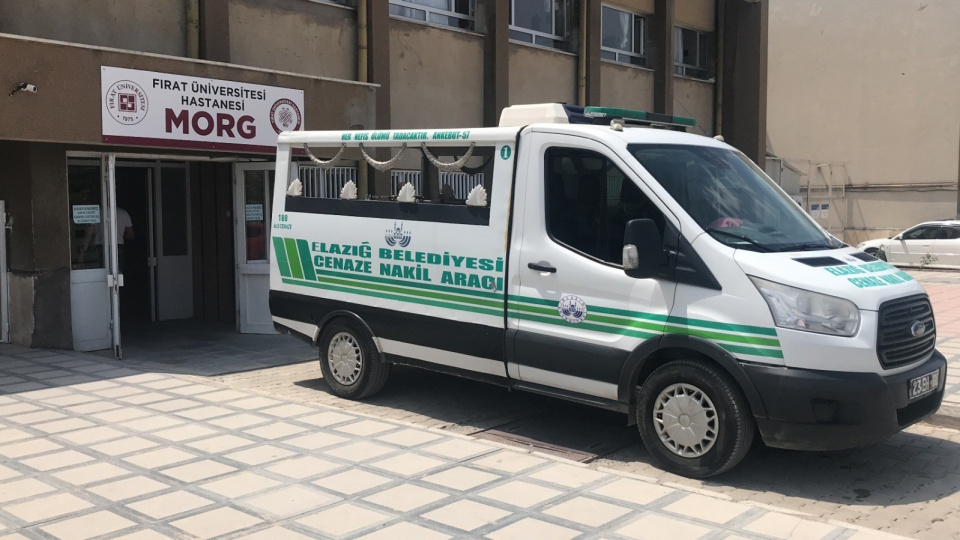 Kurt sandı, ateş etti, karısını öldürdü!
