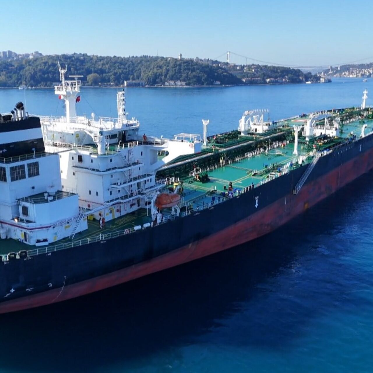Boğaz'da Tehlikeli Geçiş: Petrol Tankerine İHA Saldırısı